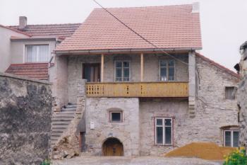 Zbytky paláce pohlcené mladší zástavbou (© Lukáš Pechánek, 05/1999)