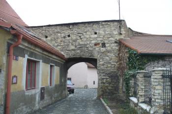 Dochovaná brána při severozápadním nároží hradu (© zdeněk komínek, 03/2007)