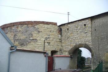 Dochovaná brána při severozápadním nároží hradu (© zdeněk komínek, 03/2007)