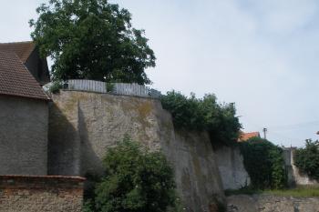 Opevnění hradu (© Jiří Suchomel, 07/2009)