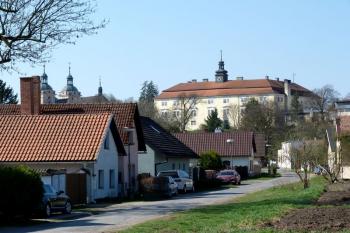 Barokní zámek Rožďálovice ( © František Kinař 05/2017)