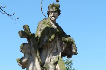sv.Jan Nepomucký před zámkem ( © František Kinař 05/2017)