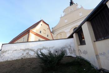 Kryté schodiště, západní průčelí kostela a křídlo kláštera ( © Ivan Grisa 12/2009)