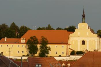 klášter františkánů/karmelitek s kostelem sv. Antonína Paduánského (© MarcoRave, 07/2010)