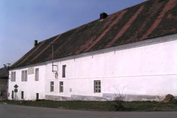 Východní průčelí tvrze s pozůstatky oken a sgrafit ( © Filip Matoušek 04/2003)
