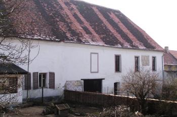 Západní fasáda tvrze s dvěma typy sgrafit ( © Filip Matoušek 04/2003)