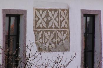 Sgrafito dochované na západním průčelí ( © Filip Matoušek 04/2003)