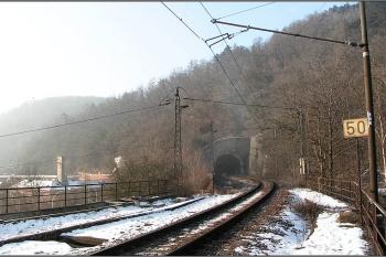 Chuchelský tunel za západním obloukem mostu ( © Petr Turyna 01/2006)