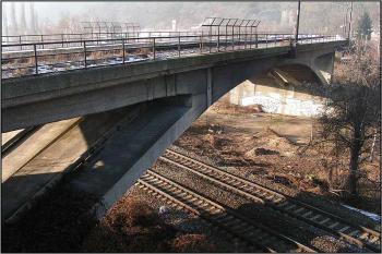 Západní oblouk překračuje trať Praha - Plzeň ( © Petr Turyna 01/2006)