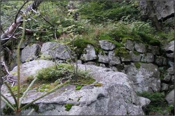 Plošinka na jihovýchodě vytvořená na sucho skládanými bloky ( © Petr Turyna 08/2005)