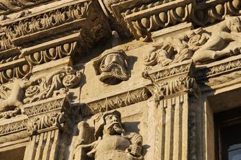 detail zdobné kamenické práce fasády domu (© Jan P. Štěpánek  04/2024)