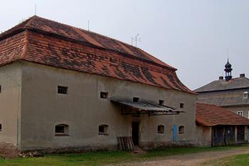 patrová sýpka s mansardovou střechou jako zámeček (© Rodochrozit, 04/2013)