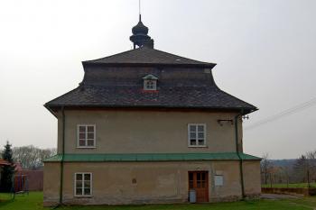 budova zámečku - bývalé tvrze (© Rodochrozit, 04/2013)