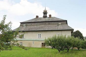 vstupní průčelí (© Aleš Novák 08/2005)