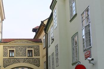 Můstek z paláce Smiřiských (vpravo) do Thunovského - Poslanecké sněmovny ( © Petr Turyna 01/2006)
