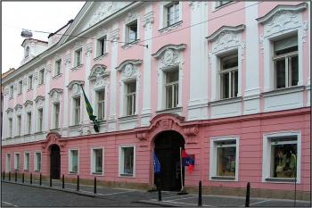 Jihozápadní průčelí do ulice Panská ( © Petr Turyna 09/2005)