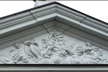 Detail tympanonu hlavního průčelí ( © Petr Turyna 09/2005)