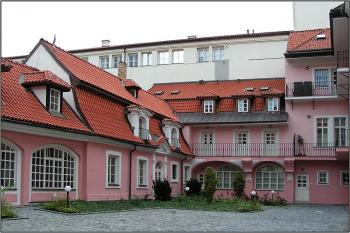 Nádvoří, východní roh ( © Petr Turyna 09/2005)