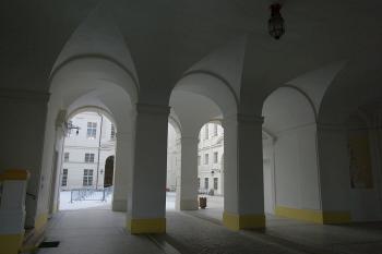 zaklenutý vstupní prostor (© Aleš Novák, 03/2011)