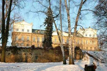 Zámek s kamenným ochozem (© Aleš Marek 01/2006)