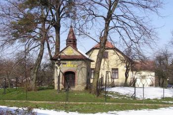 celkový pohled na lokalitu Kamenec s kaplí ( © Jan P. Štěpánek 02/2008)