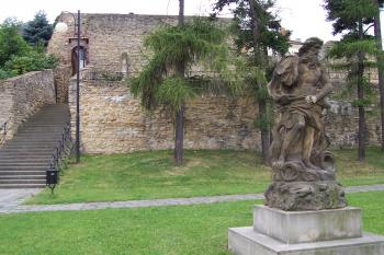 Přerov - městské hradby a barokní socha Neptuna s uraženým a odcizeným trojzubcem, v místech od řeky Bečvy (© Ivo Rozehnal, 07/2011)