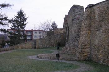 rozpadlá hradební bašta (© Ondřej Štěpánek 01/2006)