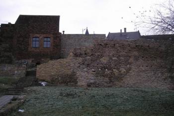 část parkánové hradby a druhotně využité hradební bašty (© Ondřej Štěpánek 01/2006)