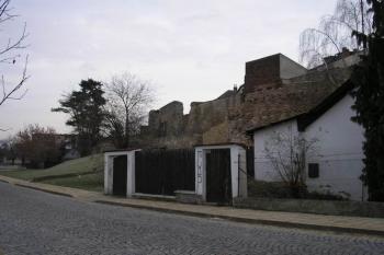 severní opevnění města, v popředí mlýn Spálenec (© Ondřej Štěpánek 01/2006)