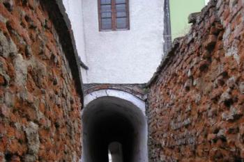 tzv. Katova ulička ústící na Horním náměstí (© Ondřej Štěpánek 01/2006)