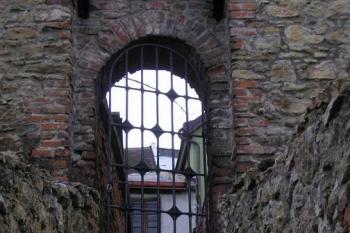 zrestaurovaná fortna v severním opevnění spojující Horní náměstí s ulicí Na Spálenci (© Ondřej Štěpánek 01/2006)