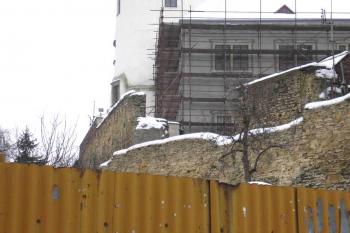 zbytky vnitřních hradeb a parkánu v prostoru zámku (© Ondřej Štěpánek 01/2006)