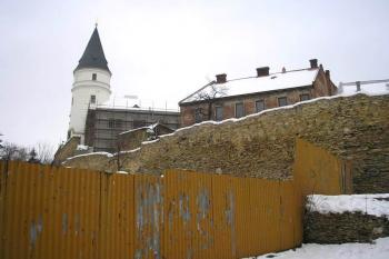 jiný pohled na hradby pod zámkem (© Ondřej Štěpánek 01/2006)