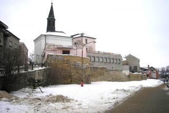 zbytek barbakánu chránícího předbraní (© Ondřej Štěpánek 01/2006)