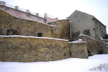 zbytek dělové bašty ve východním úseku hradeb (© Ondřej Štěpánek 01/2006)
