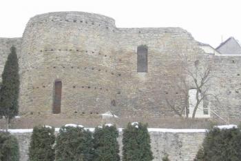 půlkruhová bašta ve východním úseku vnitřních hradeb (© Ondřej Štěpánek 01/2006)