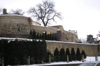  v poředí zbytek bašty vnitřního pásu hradeb (© Ondřej Štěpánek 01/2006)