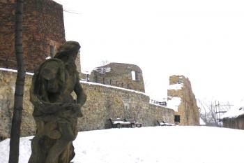 severní vnitřní hradby, parkán a socha (© Ondřej Štěpánek 01/2006)