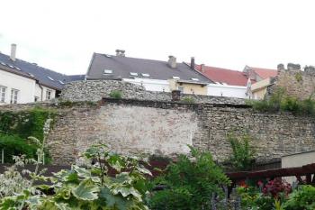 zachovalý úsek hradeb s baštou jižně od místa Horní brány ( © Jan P. Štěpánek 07/2008)