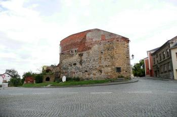mohutná část městského opevnění při zaniklé Horní bráně ( © Jan P. Štěpánek 07/2008)