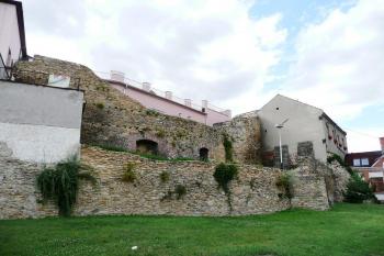 úsek vnitřníi parkánové hradby s baštou na východě obvodu města ( © Jan P. Štěpánek 07/2008)