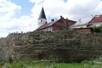 středověká oválná bašta městských hradeb s věží zámku v pozadí ( © Jan P. Štěpánek 07/2008)