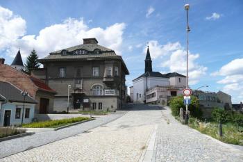 pohled z Žerotínova náměstí do místa zaniklé Dolní brány s kostelíkem sv. Jiří v pozadí ( © Jan P. Štěpánek 07/2008)