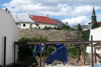 část městských hradeb na jihozápadě města ( © Jan P. Štěpánek 07/2008)