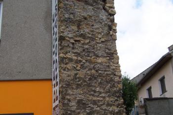 Přerov - ukázka asi 2 m široké hradby pod Horním náměstím (© Ivo Rozehnal, 07/2009)
