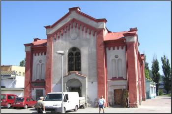 čelní pohled na budovu synagogy ( © Jan P. Štěpánek 09/2005)