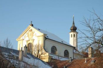 Štít na lodi kostela (© Aleš Marek 01/2006)