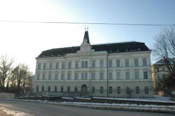 Sousedící administrativní budova (© Aleš Marek 01/2006)