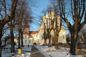 Pohled od příjezdové silnice (© Aleš Marek 01/2006)