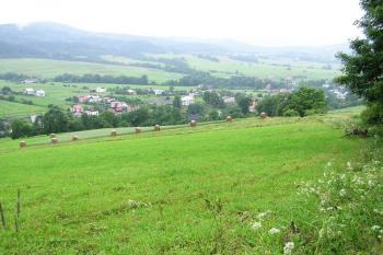 Pohled ze šancí č. 1 na centrum obce Bukovec (© Jan P. Štěpánek 2005)
